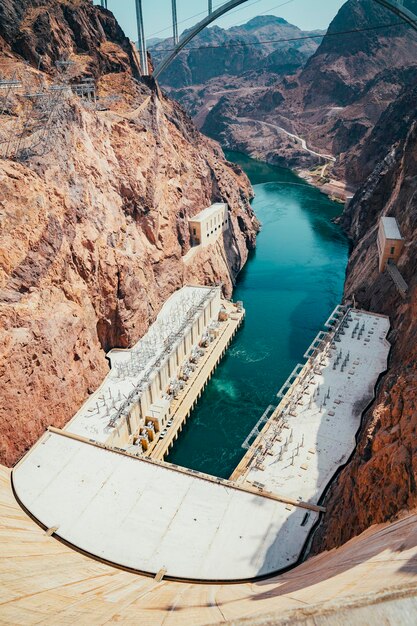 写真 山と対峙する海の高角度の景色