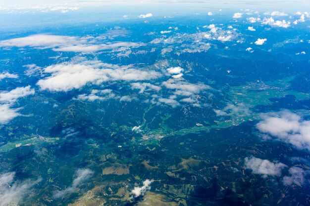 写真 空と対照的に海の高角度の景色