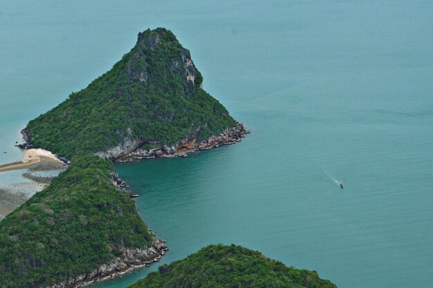 写真 海と山の高角度の景色