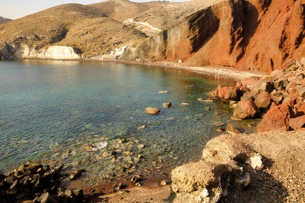 Фото Высокоугольный вид на море и скалы