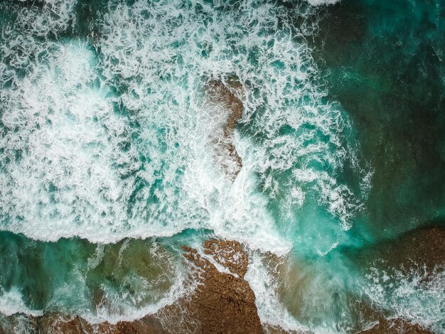 写真 海の波の高角度の景色