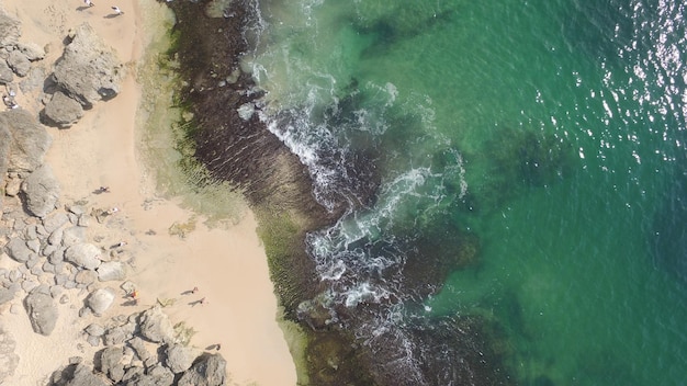 写真 海の波の高角度の景色