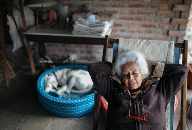 写真 高齢の女性が自宅の椅子でリラックスしている高角度の景色