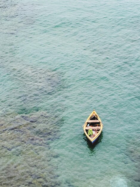 写真 水中の船の高角度の視界