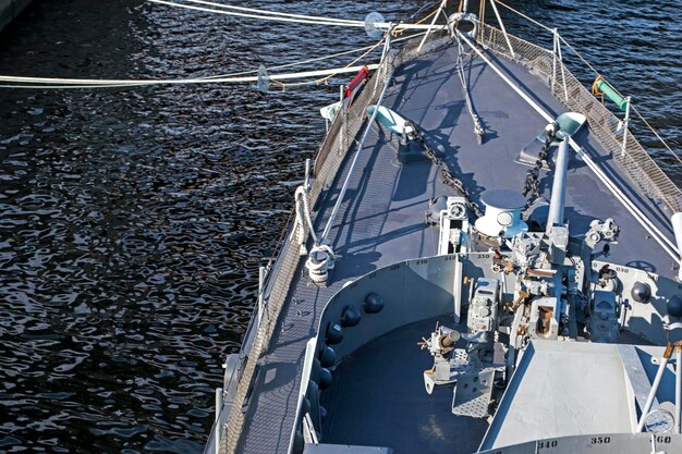 写真 海に停泊した船の高角度の景色