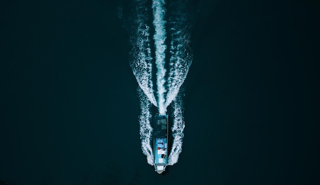 Фото Высокоугольный вид корабля, плавающего в озере