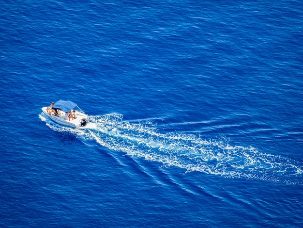 写真 海で航海する船の高角度の景色