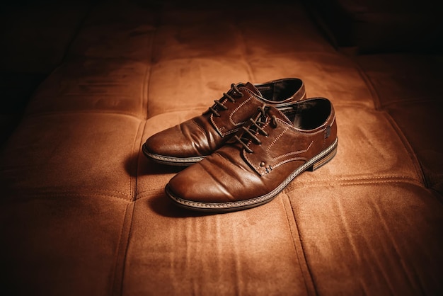 Фото Высокоугольный вид обуви на деревянном полу