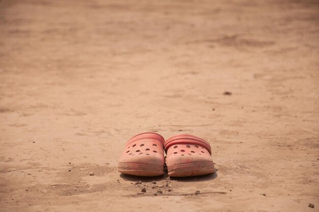 Фото Высокоугольный вид обуви на песке