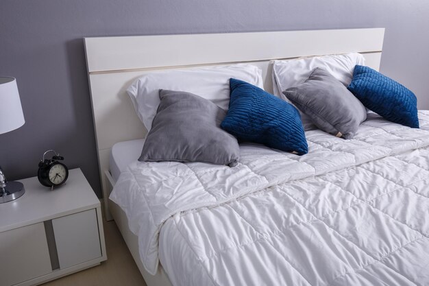 Фото Высокоугольный вид сна на кровати дома