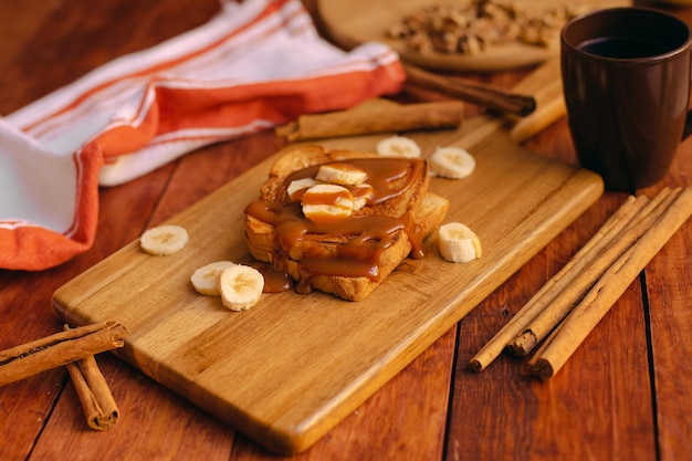 Фото Высокоугольный вид кусочка хлеба с бананом и карамелем