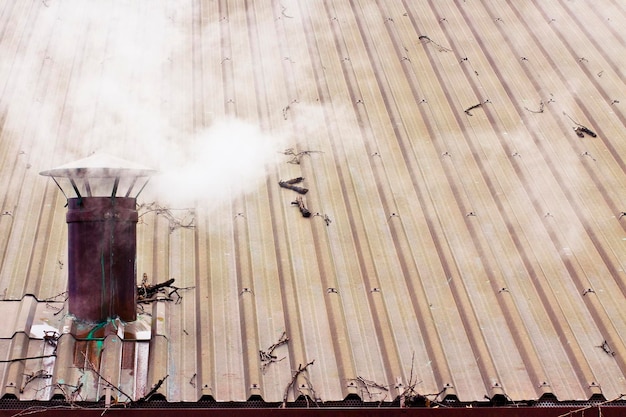 Фото Высокоугольный вид дыма, исходящего из деревянной стены