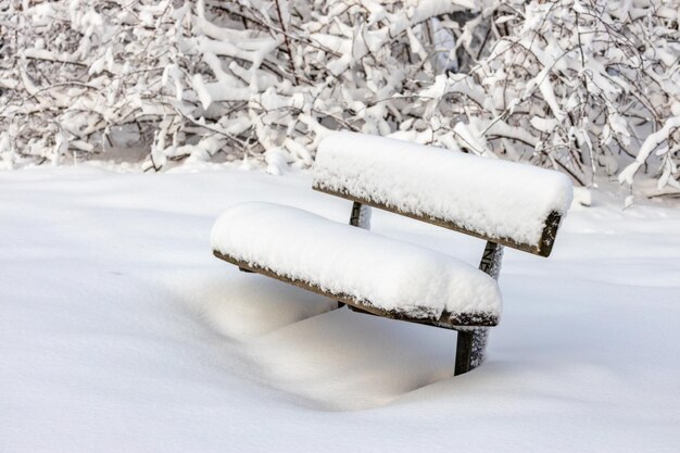 写真 雪に覆われた土地の高角度の景色