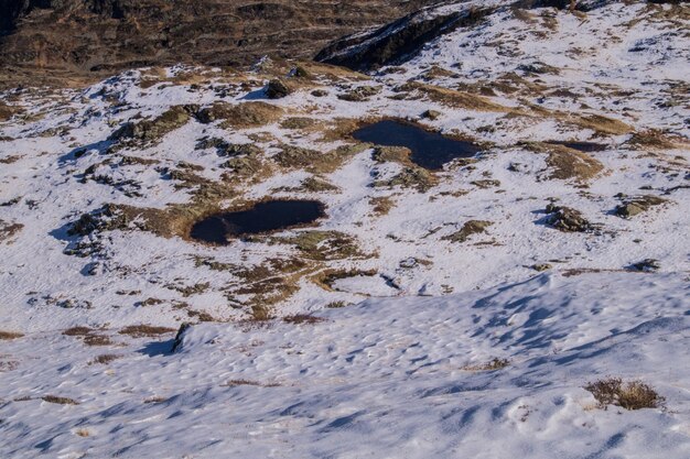 写真 雪に覆われた景色の高角度の景色