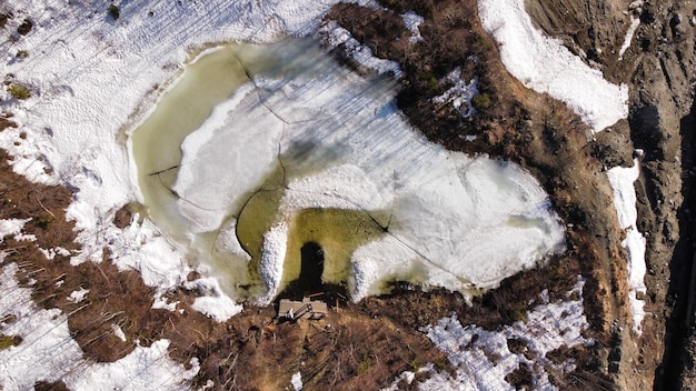 写真 冬の木の上の雪の高角度の景色