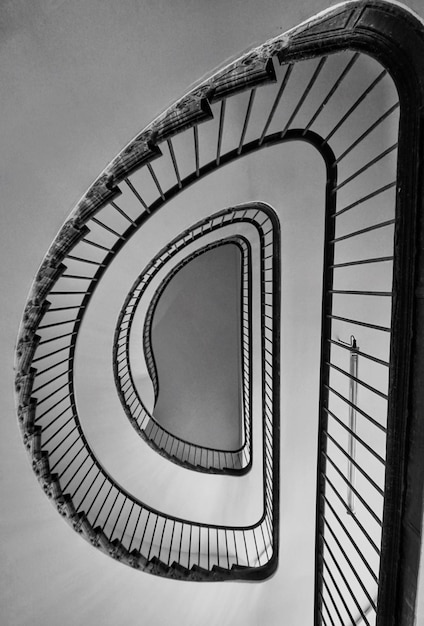Фото Высокоугольный вид спиральной лестницы