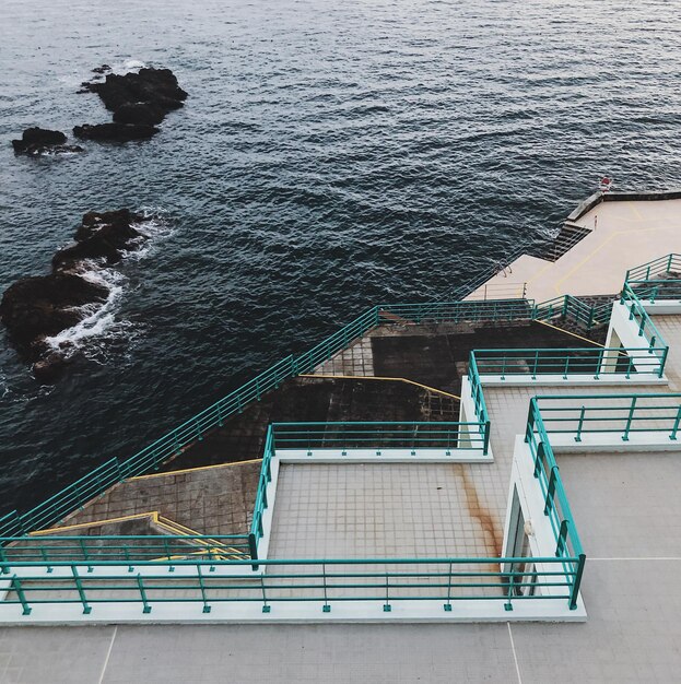 写真 海からの階段の高角度の景色