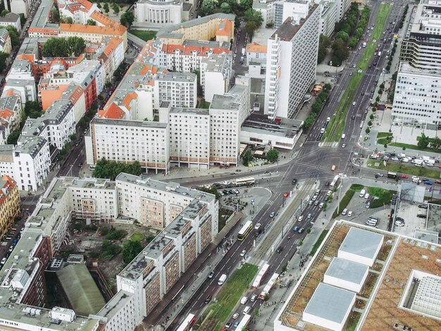 Фото Высокоугольный вид улицы среди зданий в городе