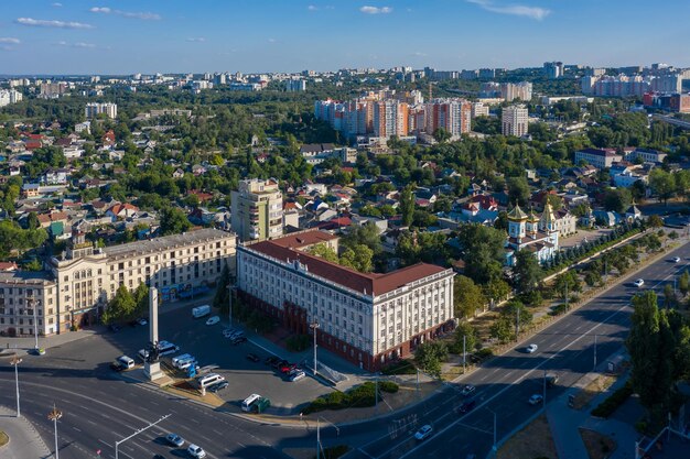 Фото Высокоугольный вид улицы среди зданий в городе