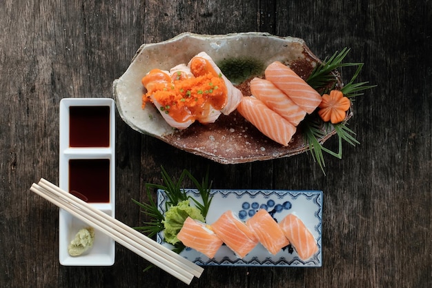 Фото Высокоугольный вид суши на тарелке на столе