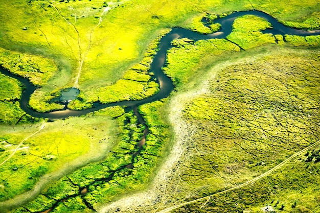 写真 フィールド上の沼地の高角度の視点