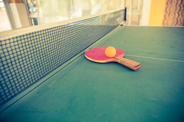 Фото Высокоугольный вид стола для настольного тенниса