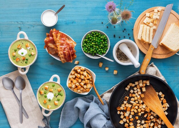 写真 厚い緑豆スープの高角度の眺め焼きそば緑豆と焼きベーコンの切り分け