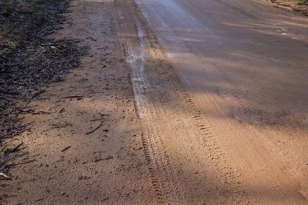 写真 砂路でのタイヤの痕跡の高角度の視点