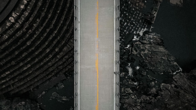 Фото Высокоугольный вид следов шин на дороге