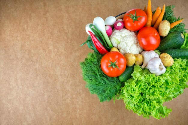 写真 容器の中のトマトと野菜の高角度のビュー