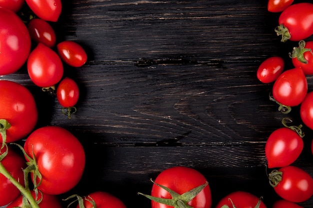 Фото Высокоугольный вид помидоров на столе