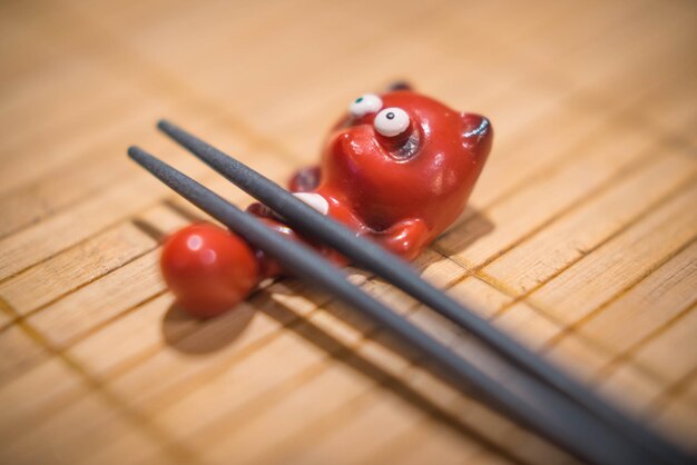 写真 テーブルの上のトマトの高角度の眺め