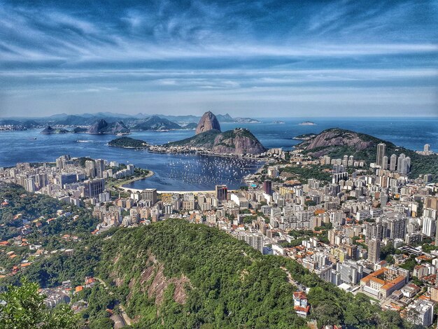 写真 空と対照的に海から町の高角度の景色