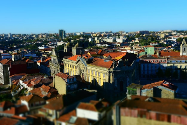 写真 明るい空を背景に町の景色を高角度で眺める