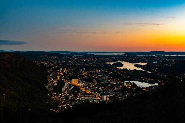 写真 夕暮れの空を背景に町の景色を高角度で眺める