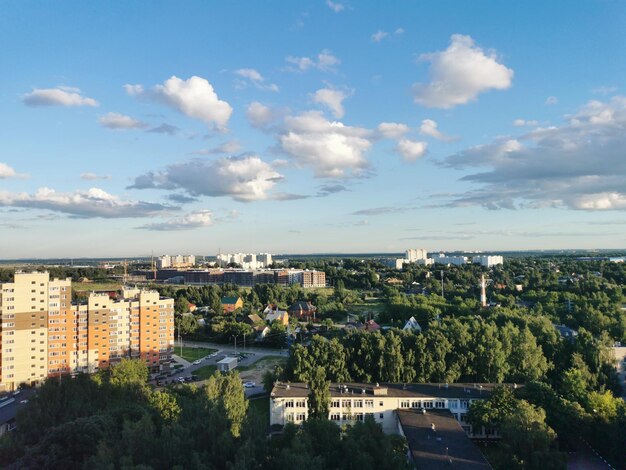 Фото Высокоугольный вид городского пейзажа на небе