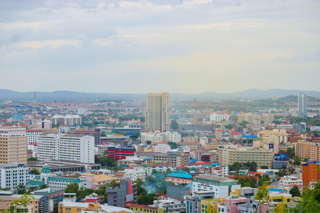 写真 空に向かって町の景色を高角度で眺める