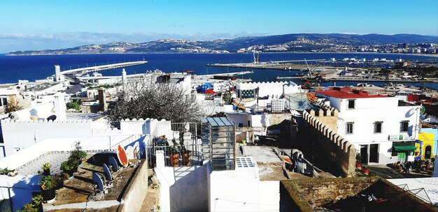 写真 空に向かって町の景色を高角度で眺める