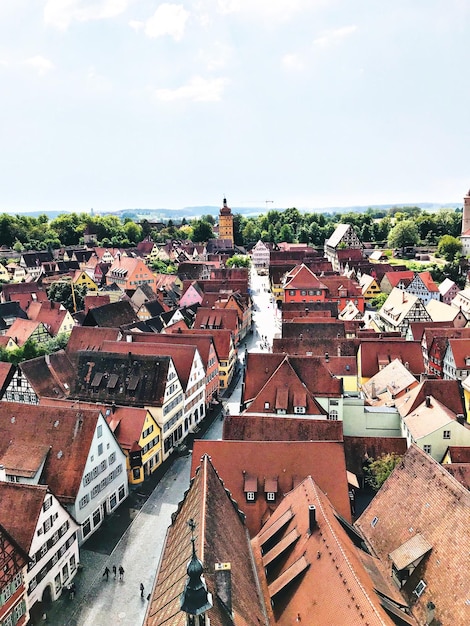 写真 空に向かって町の景色を高角度で眺める