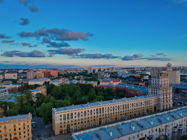 Фото Высокоугольный вид городского пейзажа на небо