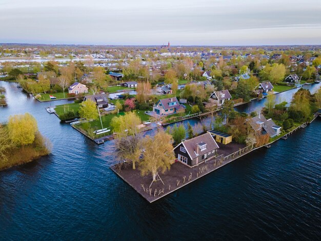 Фото Высокоугольный вид городского пейзажа рекой на фоне неба