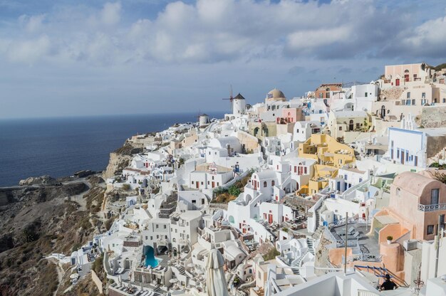 写真 空と対照的に海から町の景色の高角度の景色