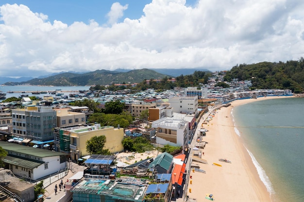 写真 空に照らして海から町の景色を高角度で眺める