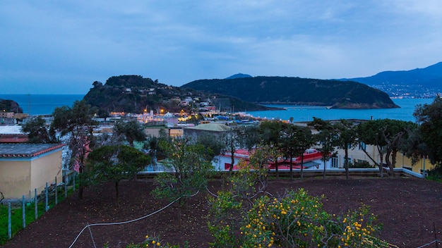 写真 海からの町景観の高角度の景色