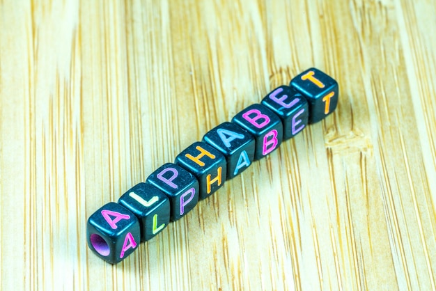 写真 テーブルの上にアルファベットの文字が書かれたおもちゃのブロックの高角度のビュー
