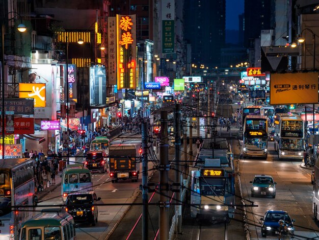 写真 夜の街路の交通の高角度の景色