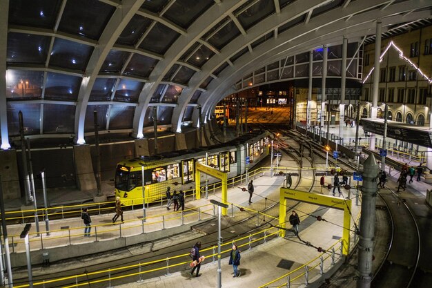 写真 鉄道駅の列車の高角度の景色