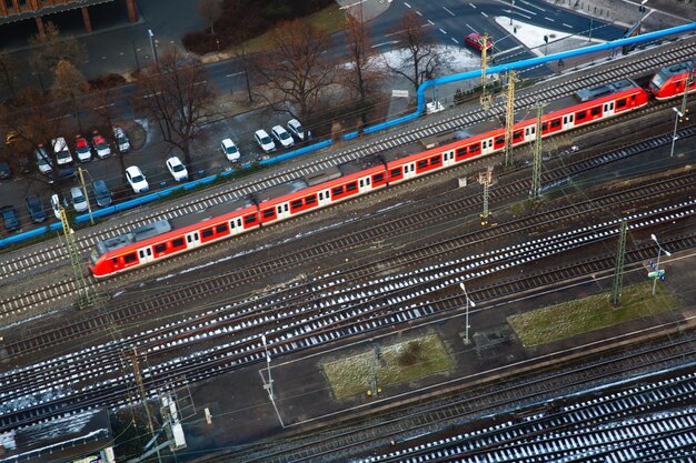 写真 鉄道線路上の列車の高角度の視界