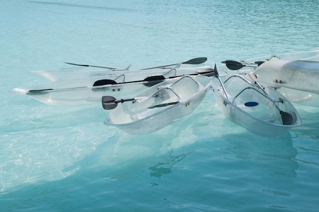 写真 海中の透明なローボートの高角度の写真