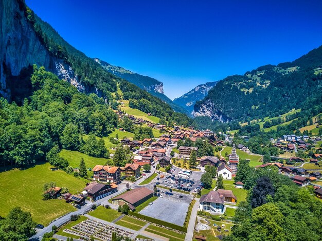 写真 明るい青い空を背景に樹木と山の高角度の景色